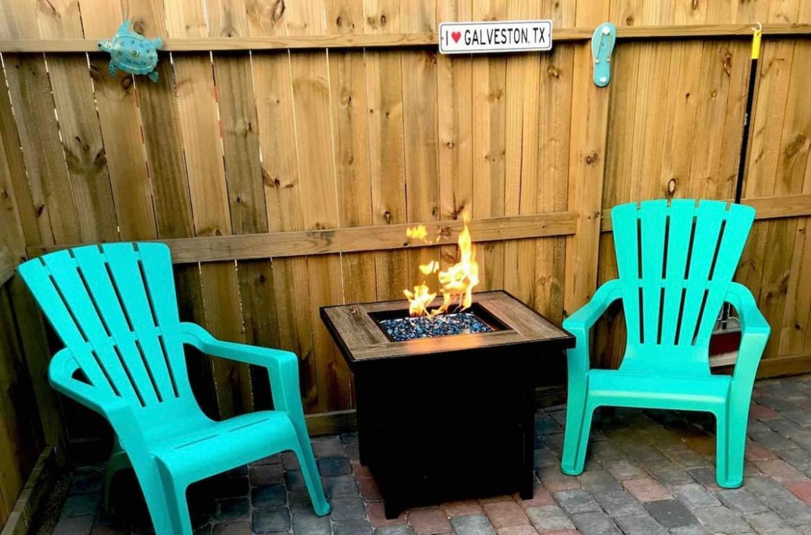 Hidden Hideaway! Bungalow 2 Blocks From The Beach! Sleeps 3 Villa Galveston Exteriör bild