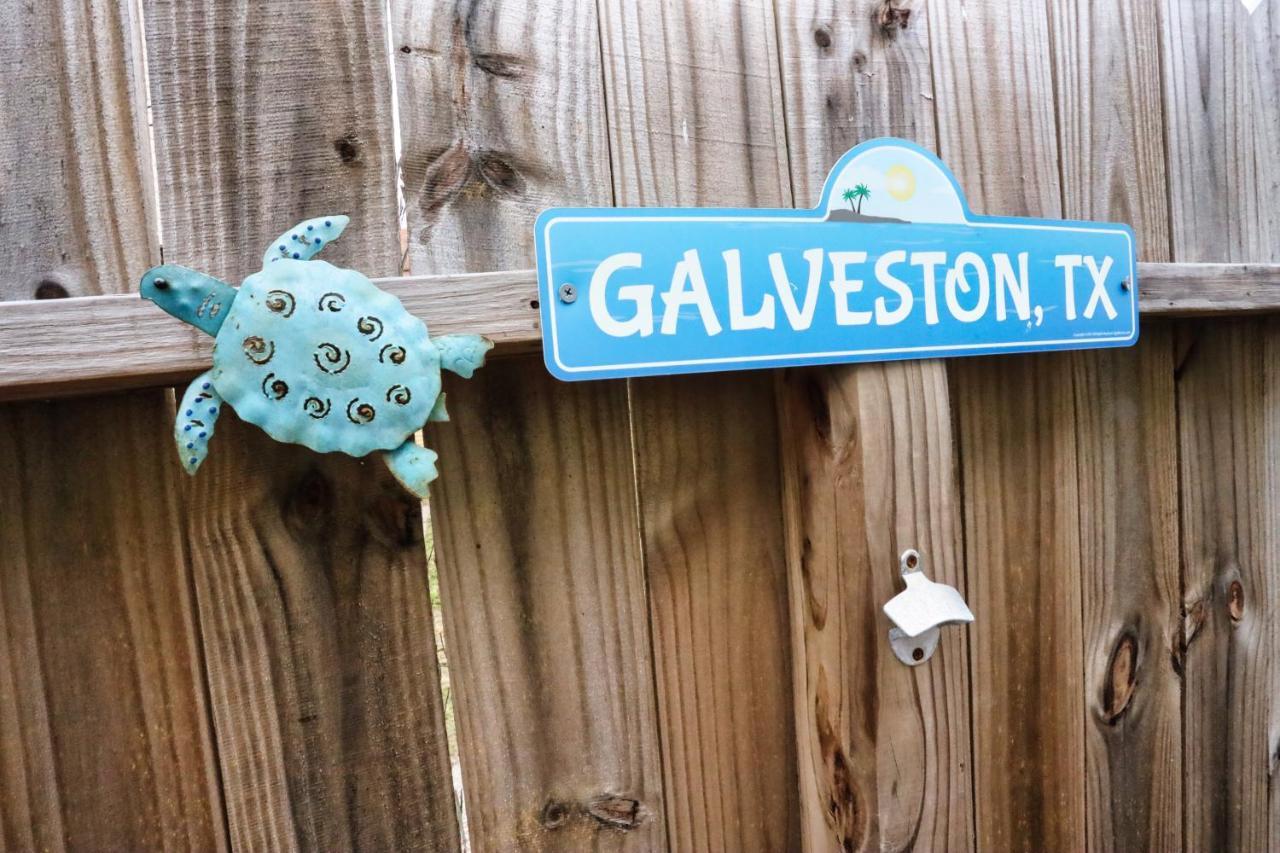 Hidden Hideaway! Bungalow 2 Blocks From The Beach! Sleeps 3 Villa Galveston Exteriör bild